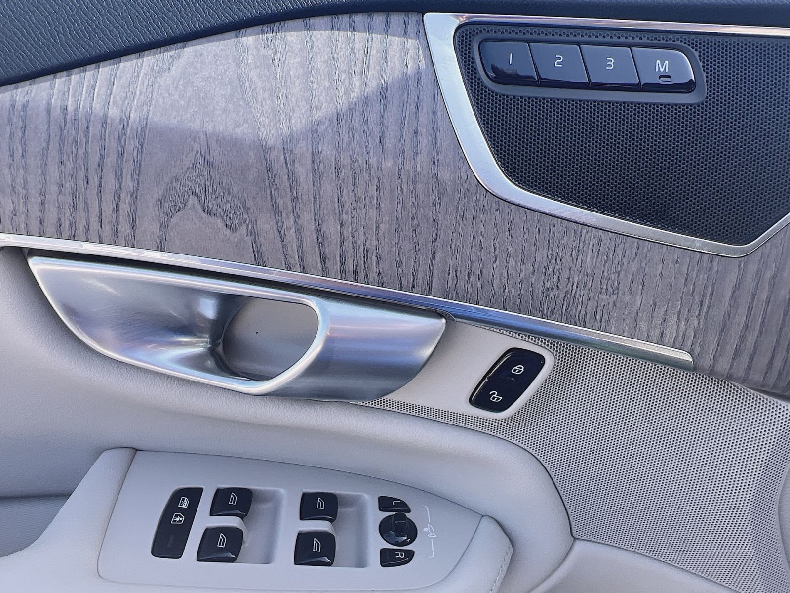 Certified 2024 Volvo XC90 B6 Plus w/ Protection Package Premier AWD/4WD image 15