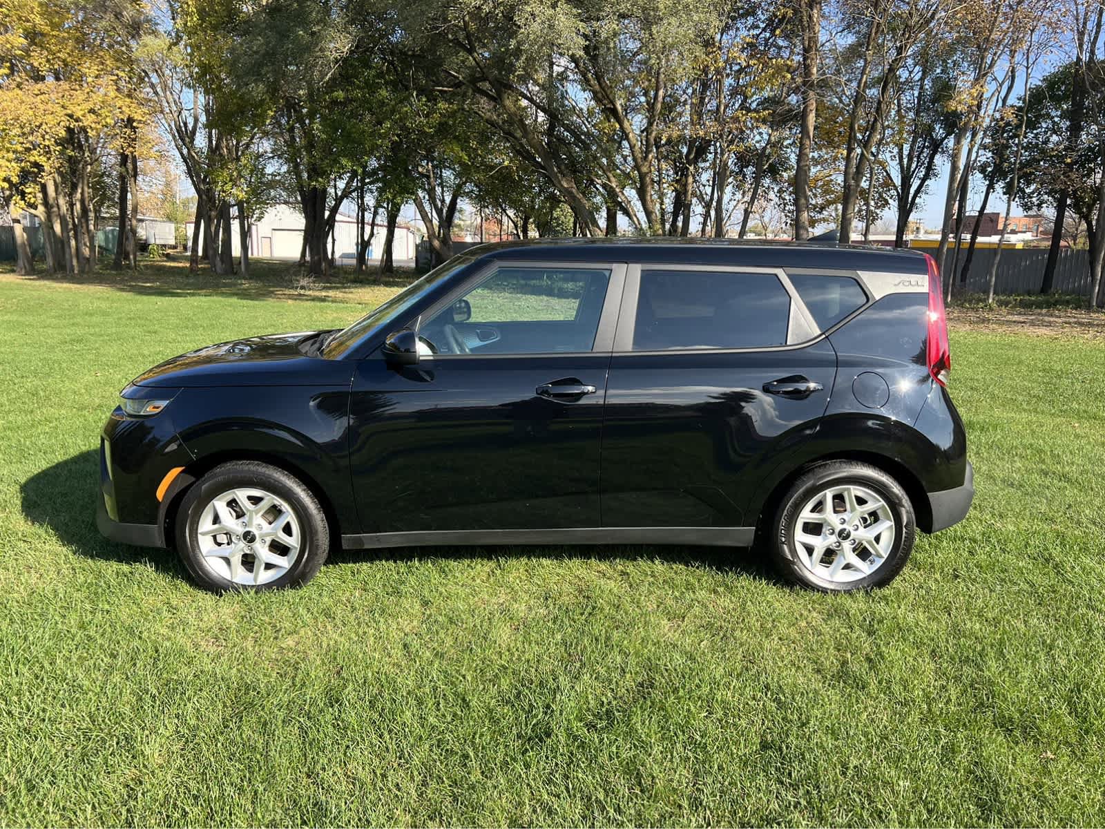Used 2022 Kia Soul LX w/ Technology Package FWD image 2