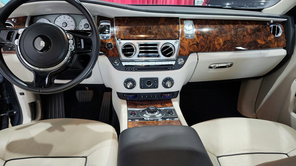 Used 2013 Rolls-Royce Ghost RWD image 32
