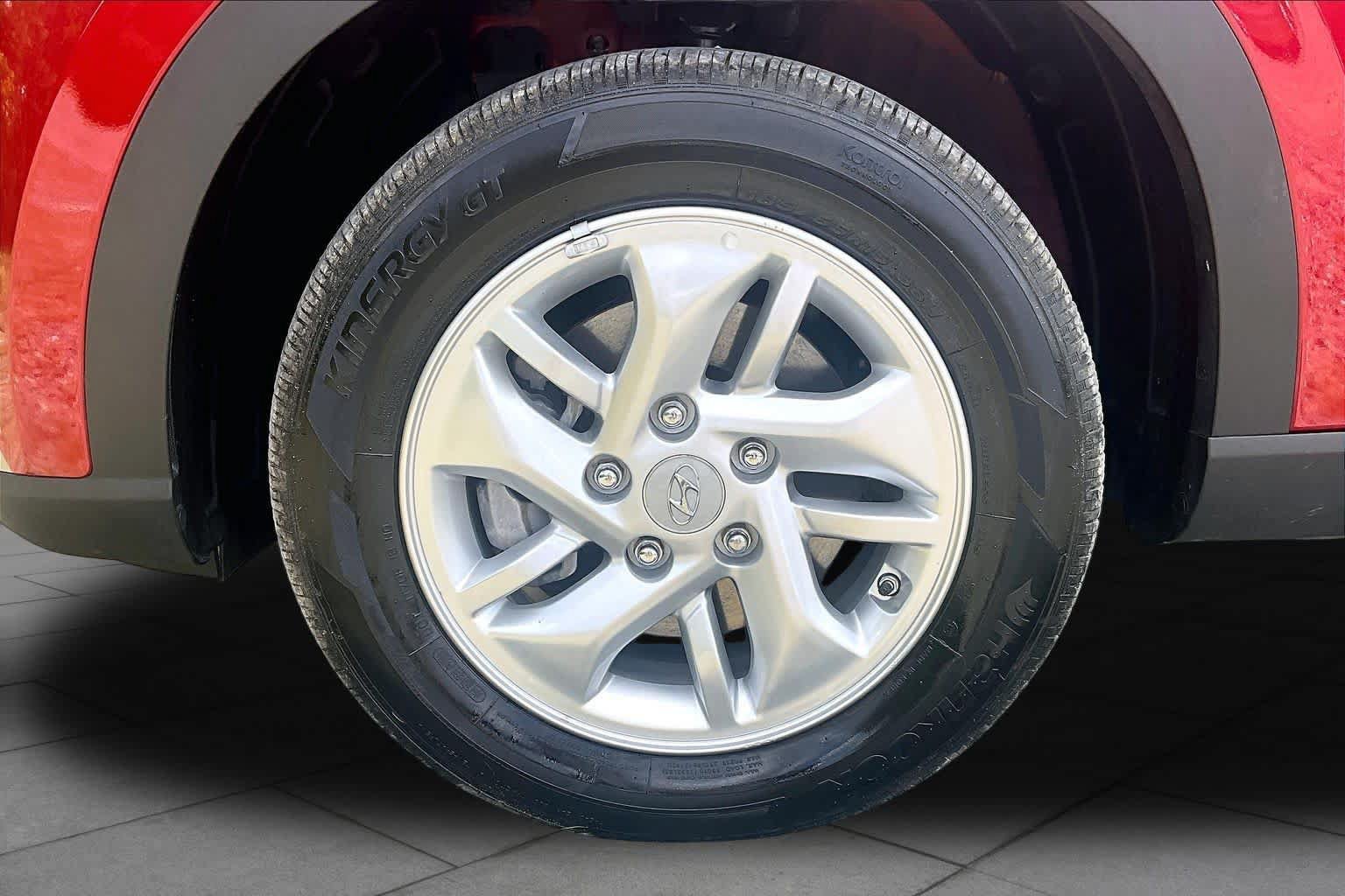 Used 2025 Hyundai Venue SE FWD image 11