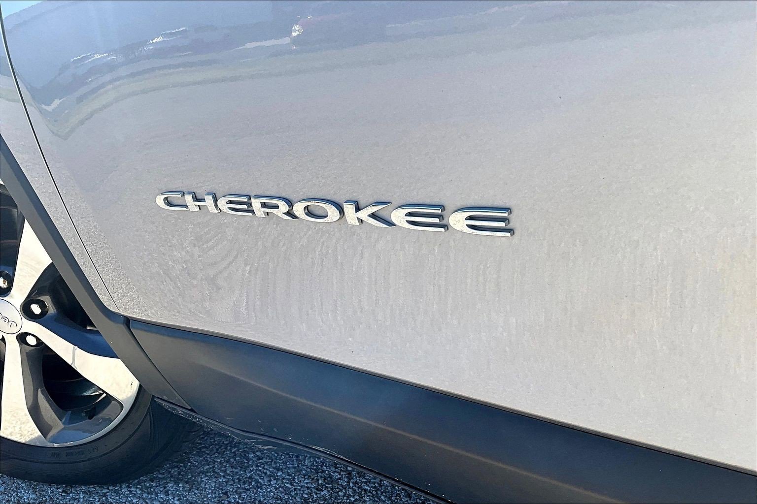Used 2019 Jeep Cherokee Limited w/ Luxury Group AWD/4WD image 32