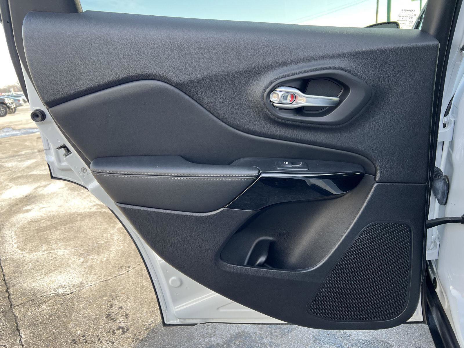 Used 2023 Jeep Cherokee Altitude Lux image 15