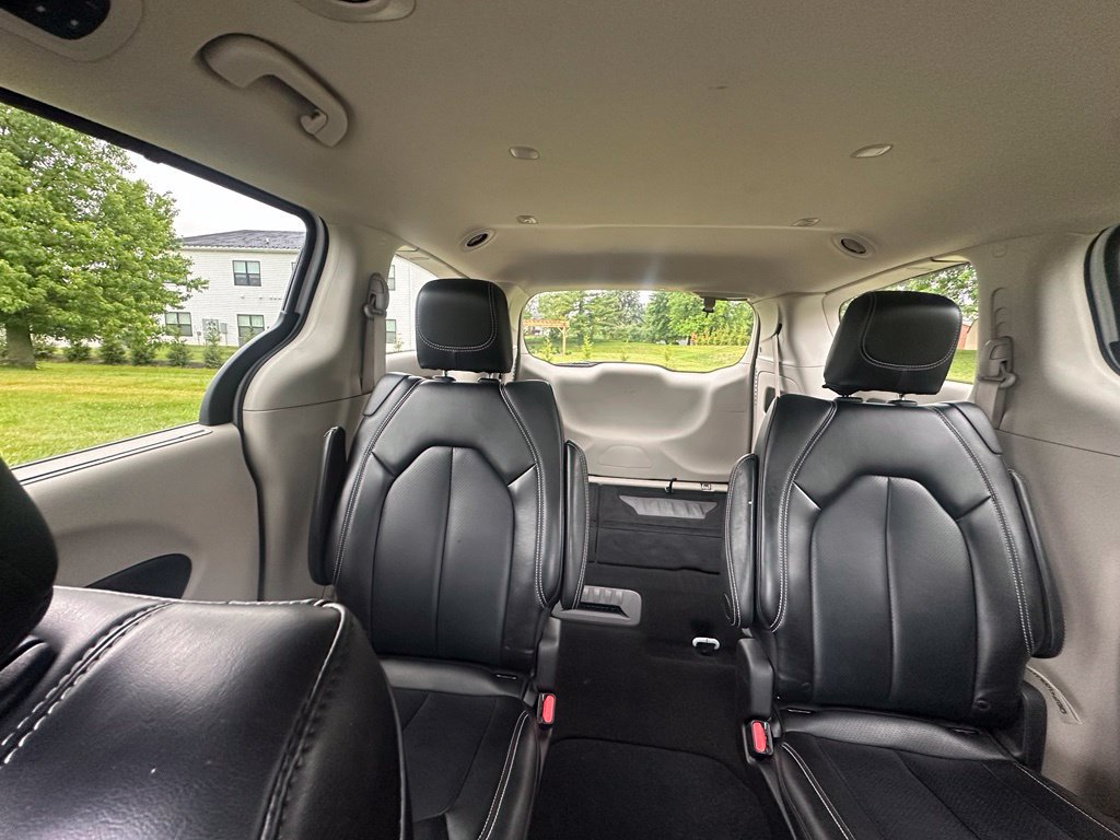Used 2023 Chrysler Pacifica Touring-L FWD image 31