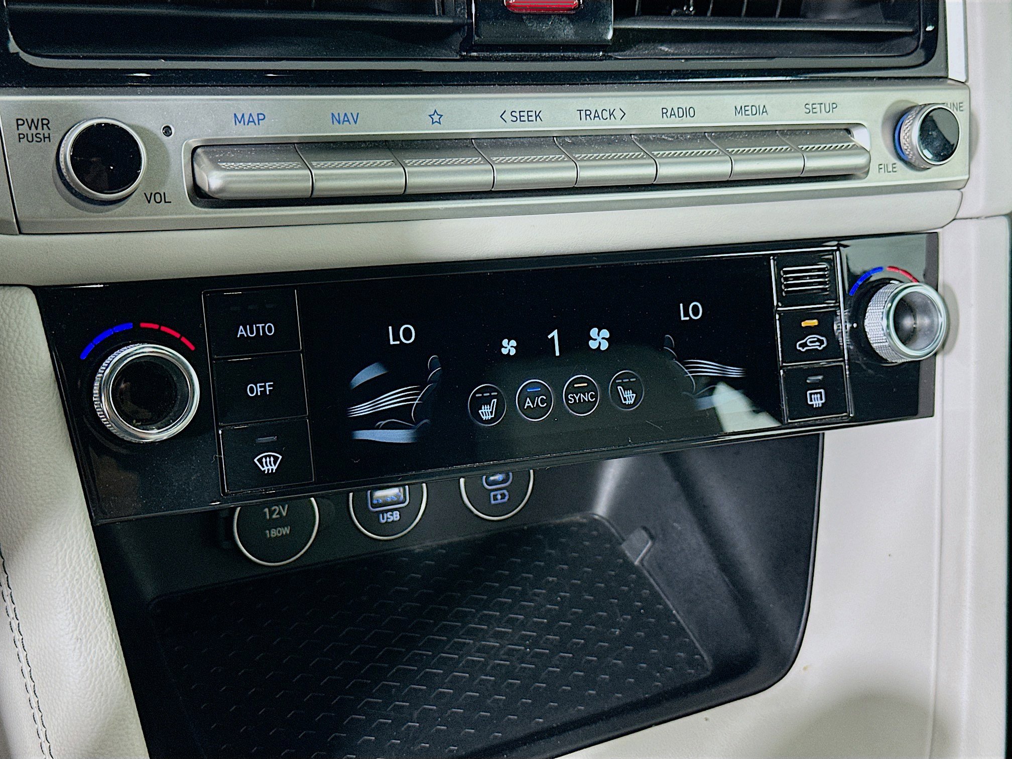 Used 2025 Genesis G70 2.5T image 24