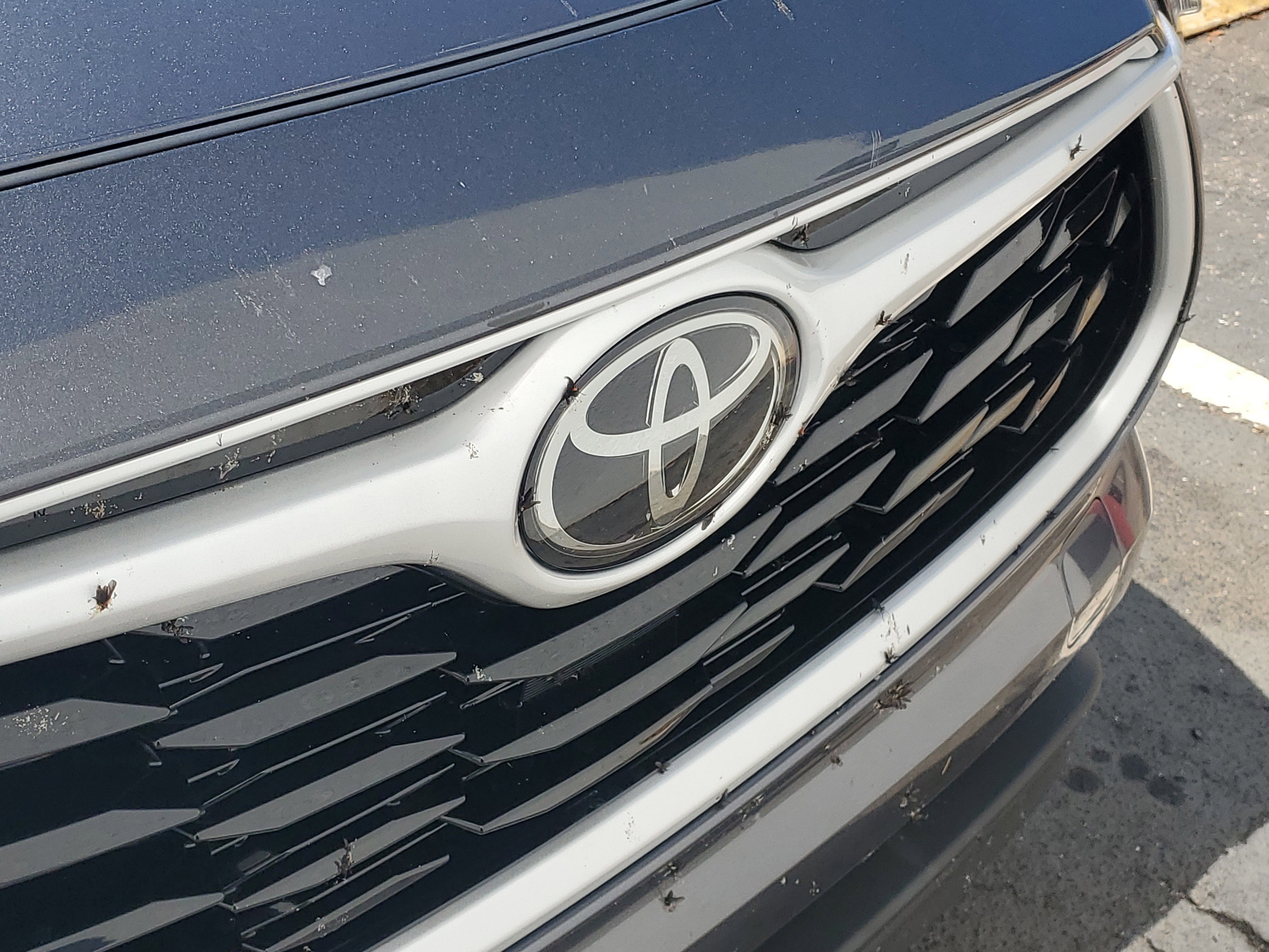 Used 2020 Toyota Highlander XLE FWD image 3