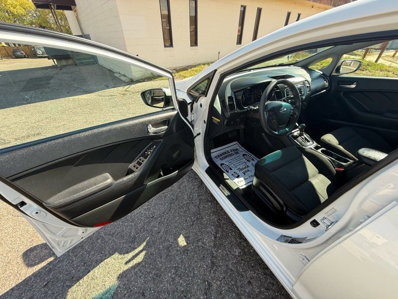 Used 2017 Kia Forte LX image 11