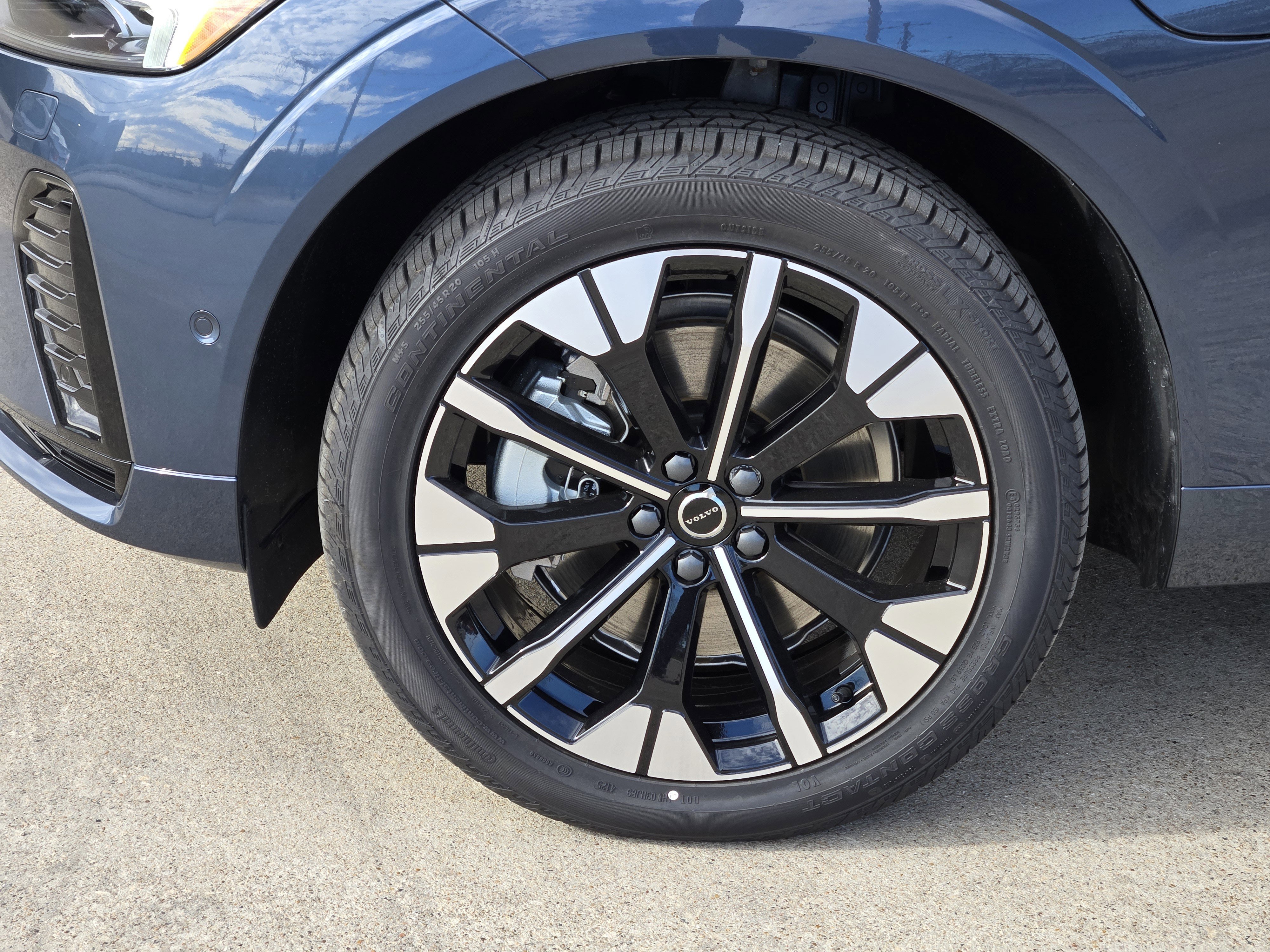 New 2026 Volvo XC60 T8 Plus w/ Protection Package Premier image 12