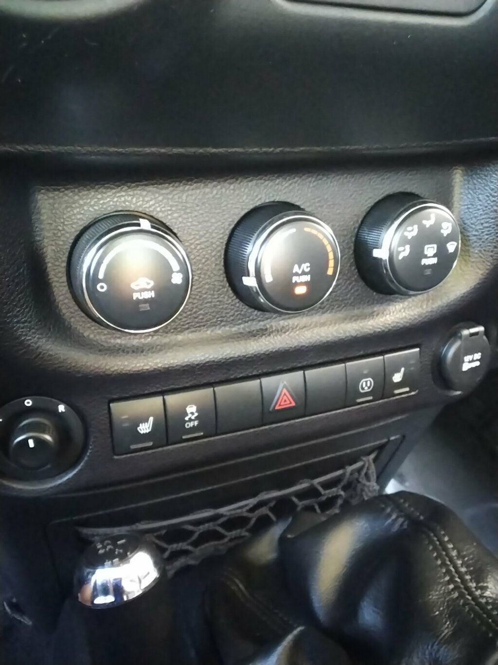 Used 2016 Jeep Wrangler Unlimited Sahara w/ Connectivity Group AWD/4WD image 17