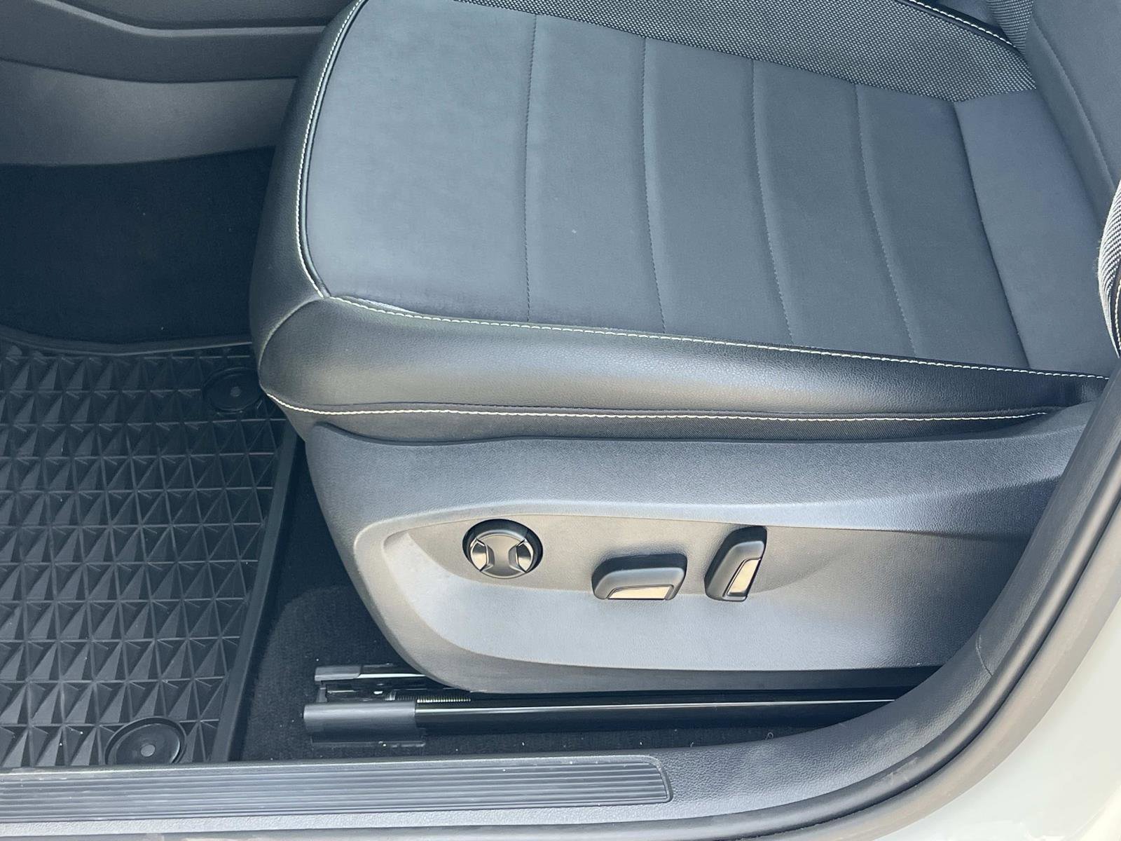 Certified 2023 Volkswagen Taos SE FWD image 17