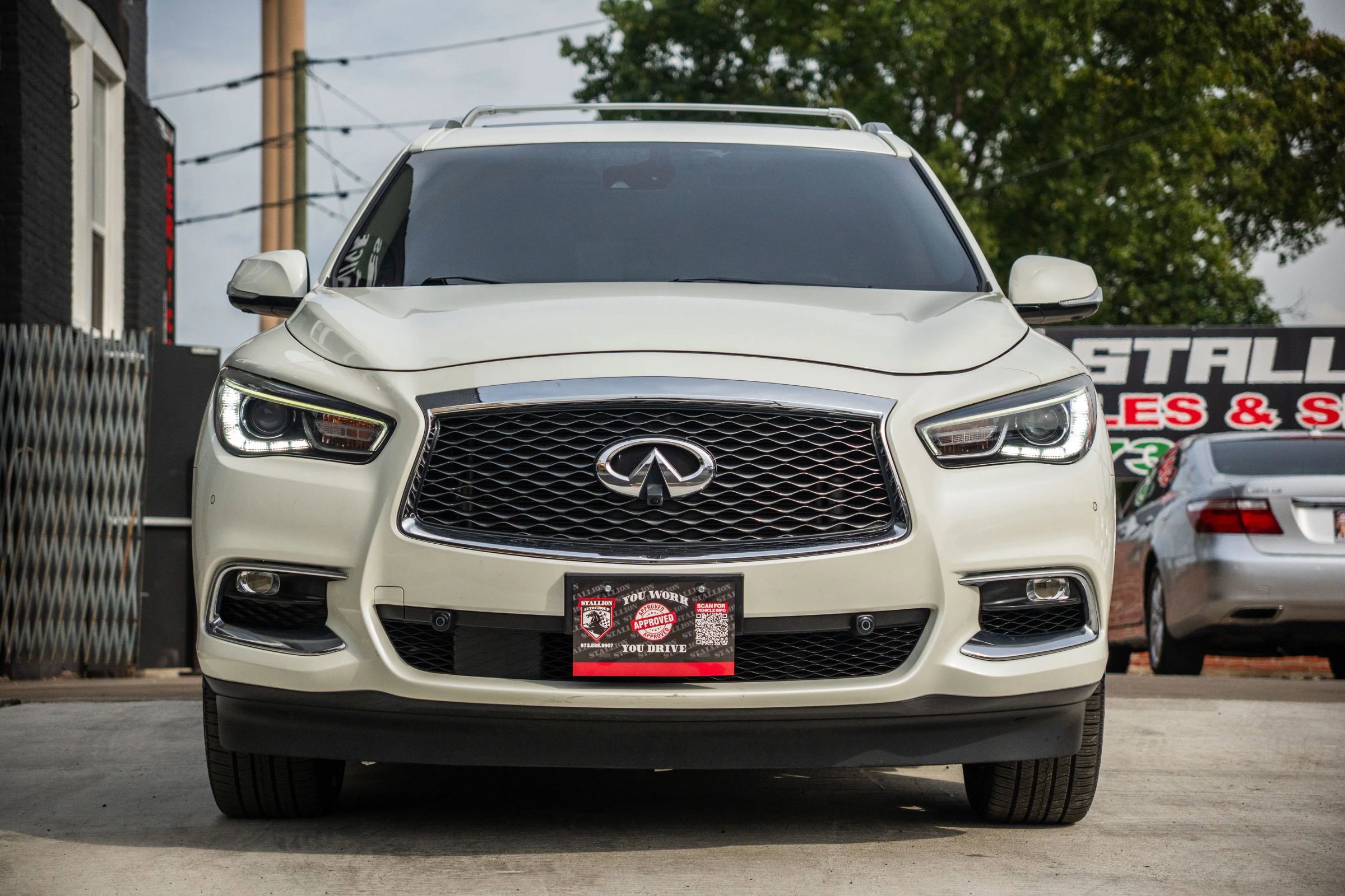 Used 2017 INFINITI QX60 Luxe w/ Deluxe Technology Package image 5