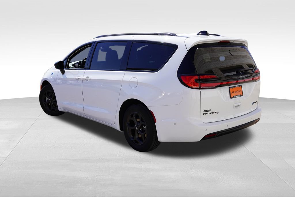 Used 2024 Chrysler Pacifica Premium image 7