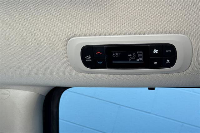 Used 2023 Chrysler Pacifica Touring-L image 13
