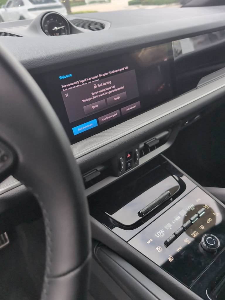 Certified 2025 Porsche Cayenne AWD/4WD image 3