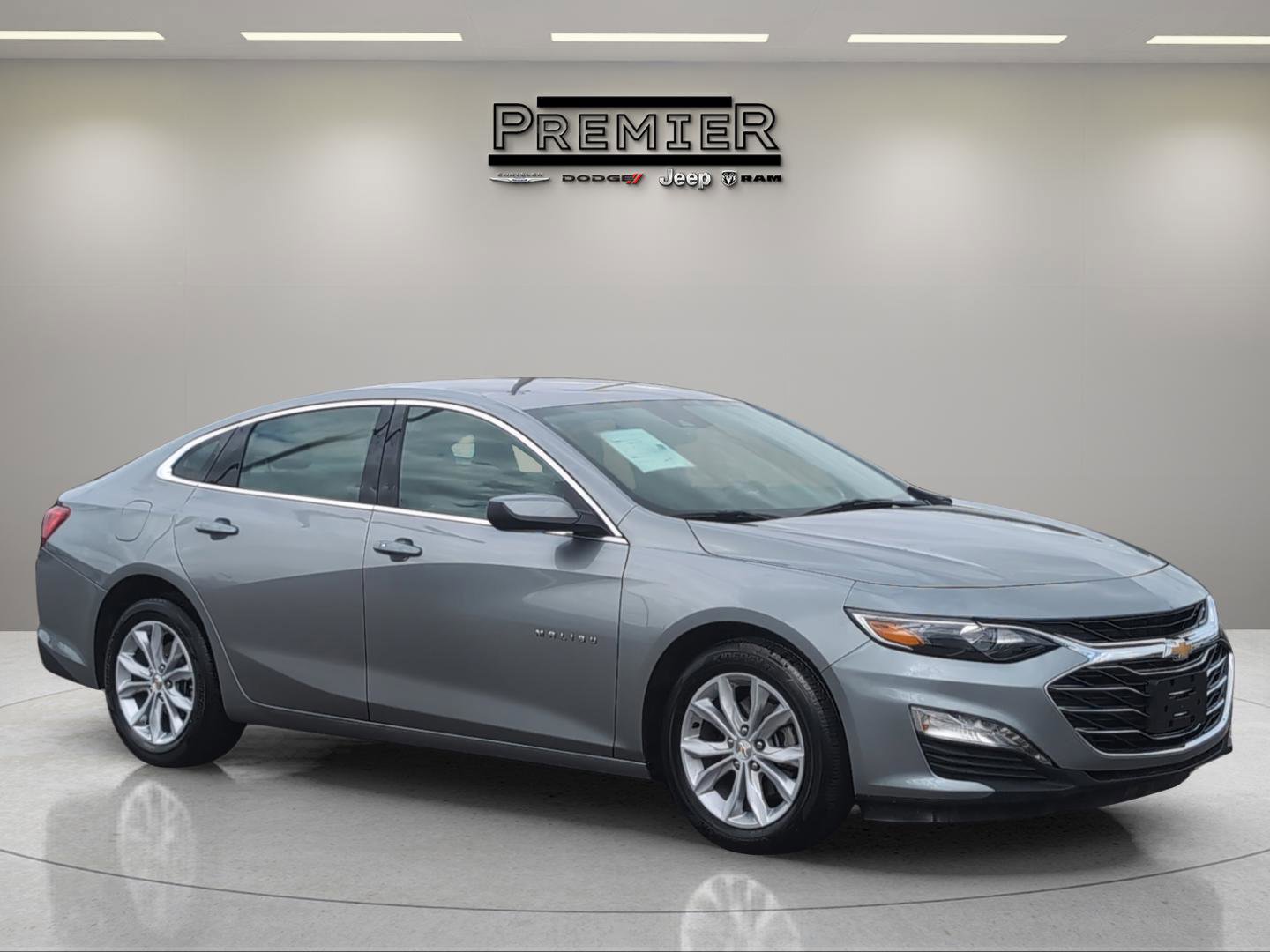 Used 2025 Chevrolet Malibu LT image 3