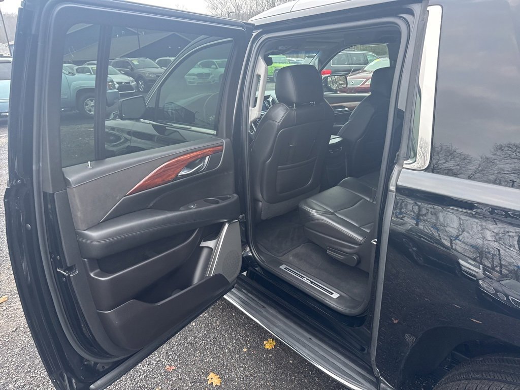 Used 2015 Cadillac Escalade ESV Luxury image 36
