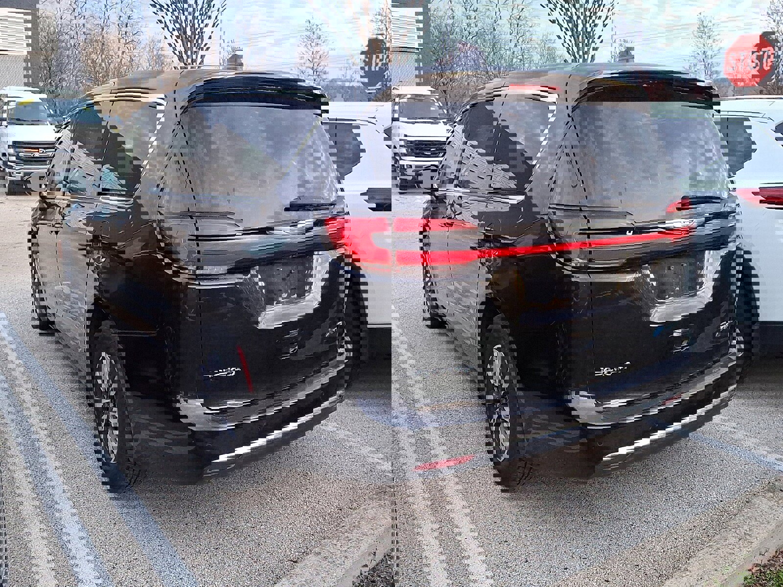 Used 2023 Chrysler Pacifica Touring-L image 3