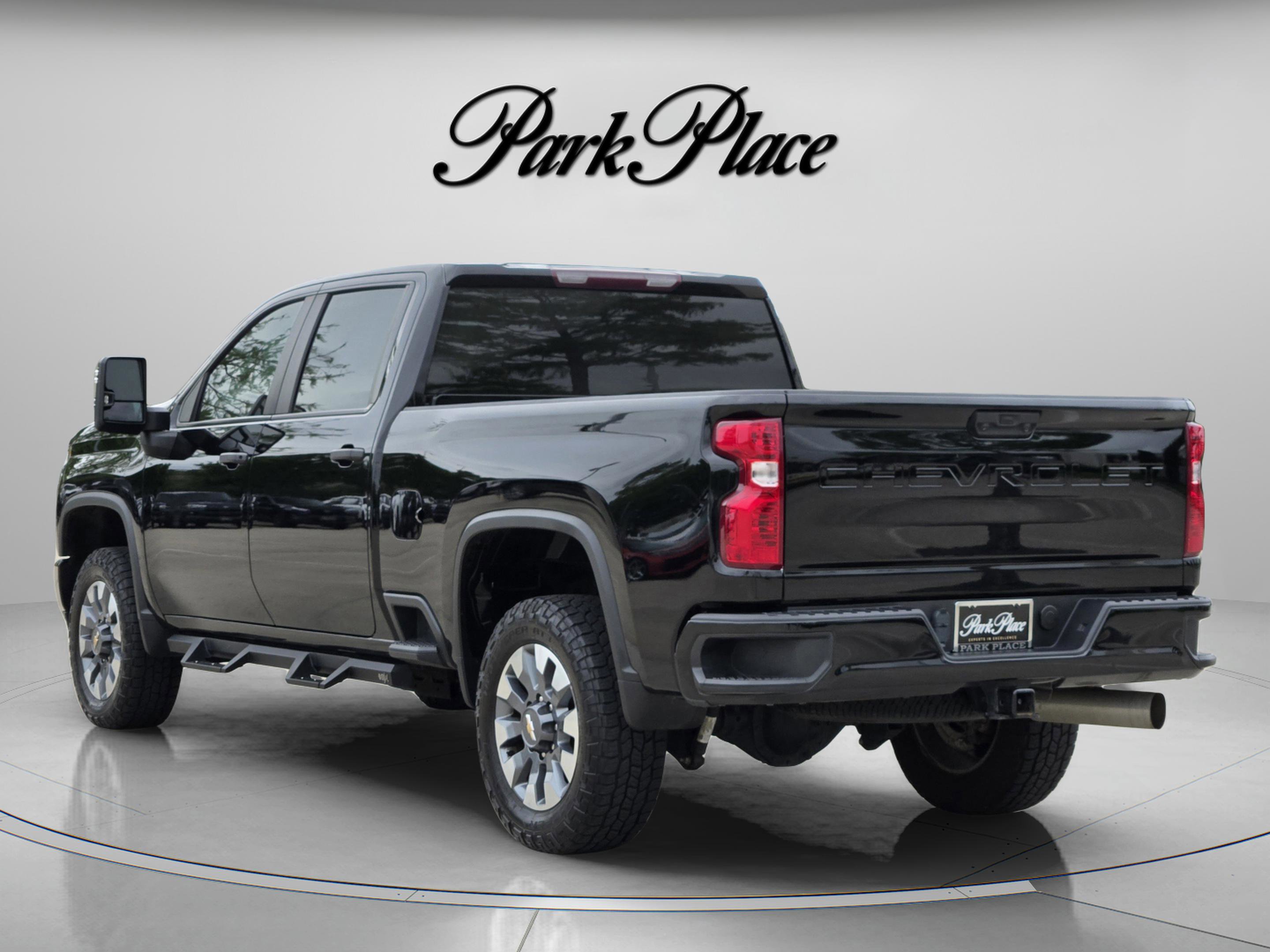 Used 2023 Chevrolet Silverado 2500 Custom w/ Custom Value Package image 3