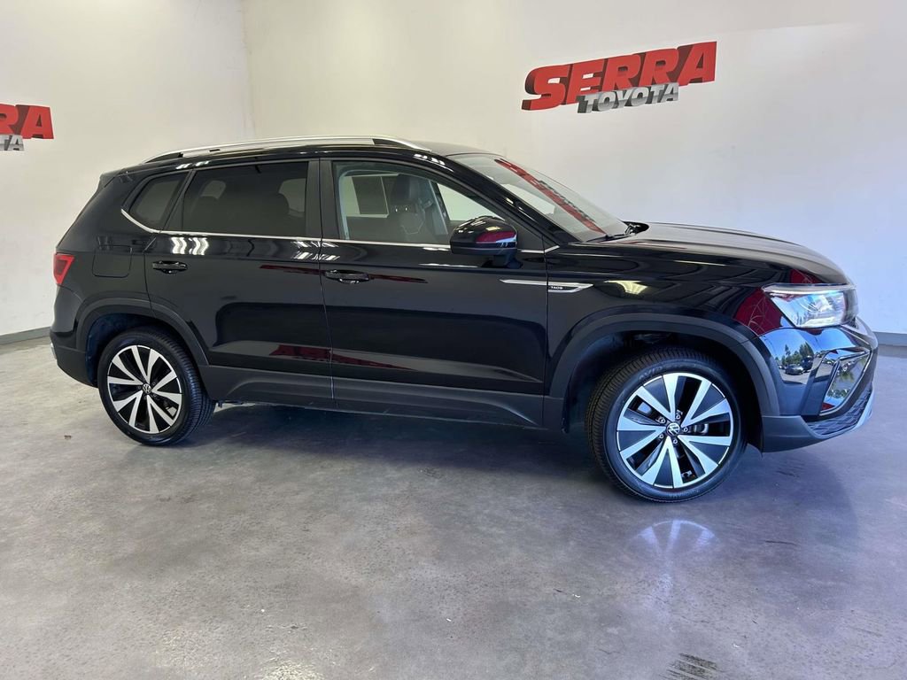Used 2024 Volkswagen Taos SE FWD image 2