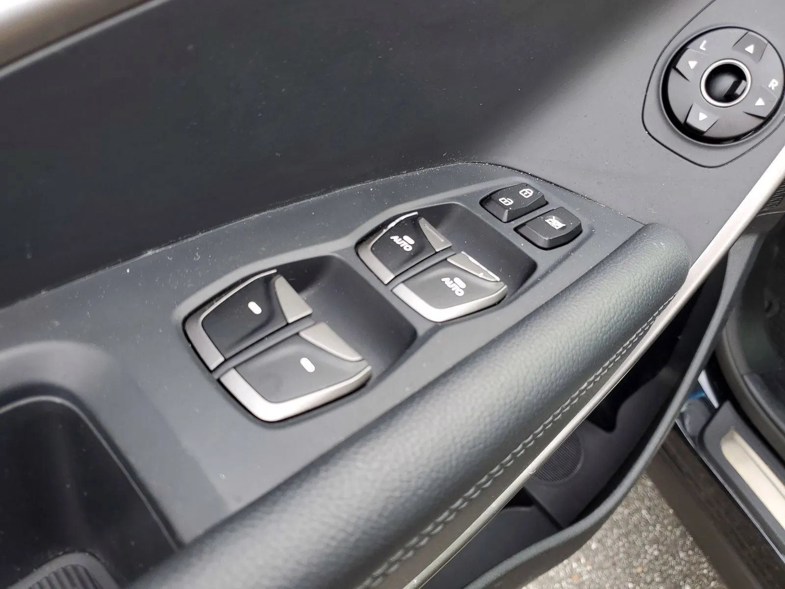 Used 2017 Hyundai Santa Fe FWD image 19