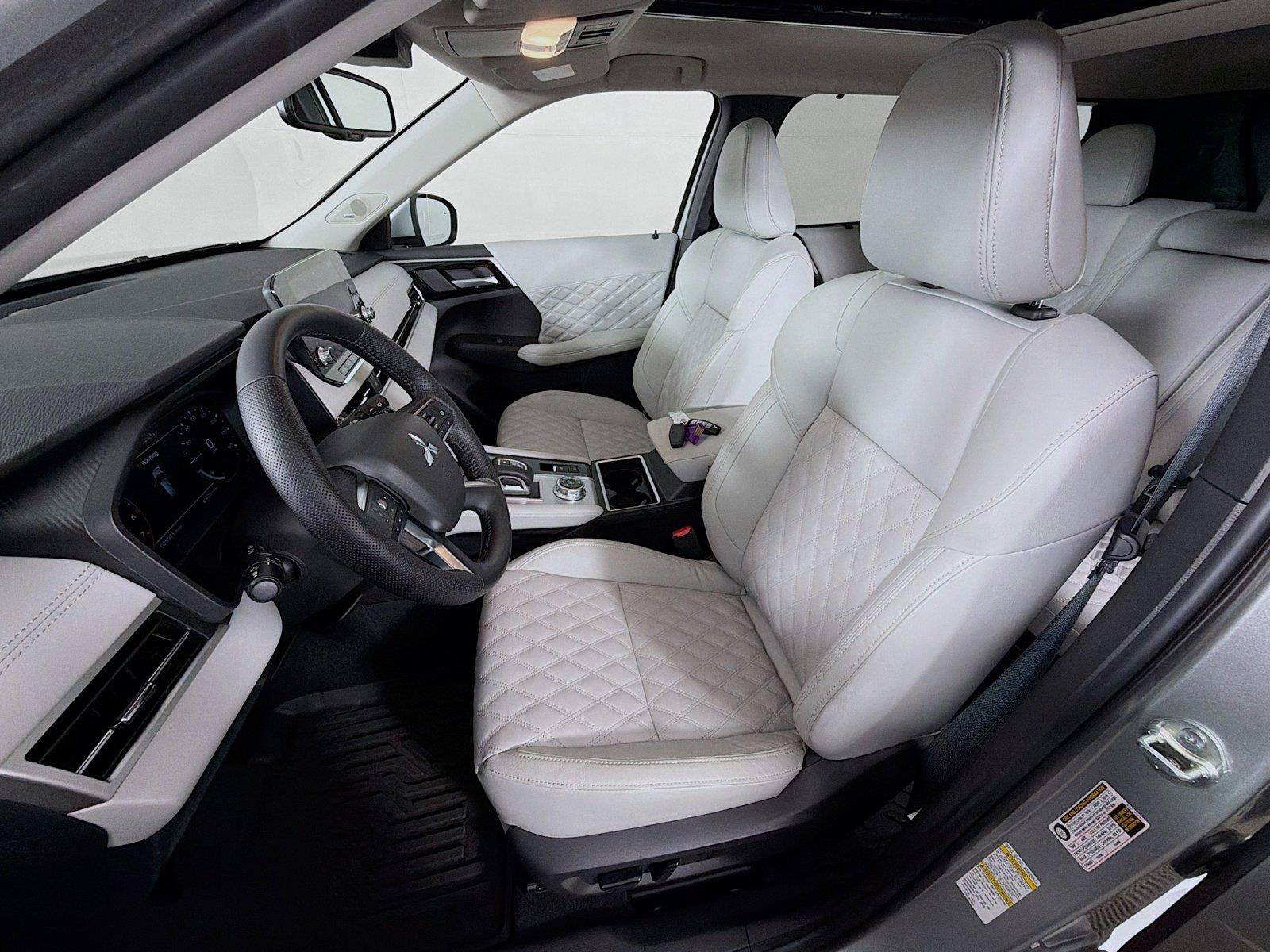 Used 2024 Mitsubishi Outlander SEL AWD/4WD image 2