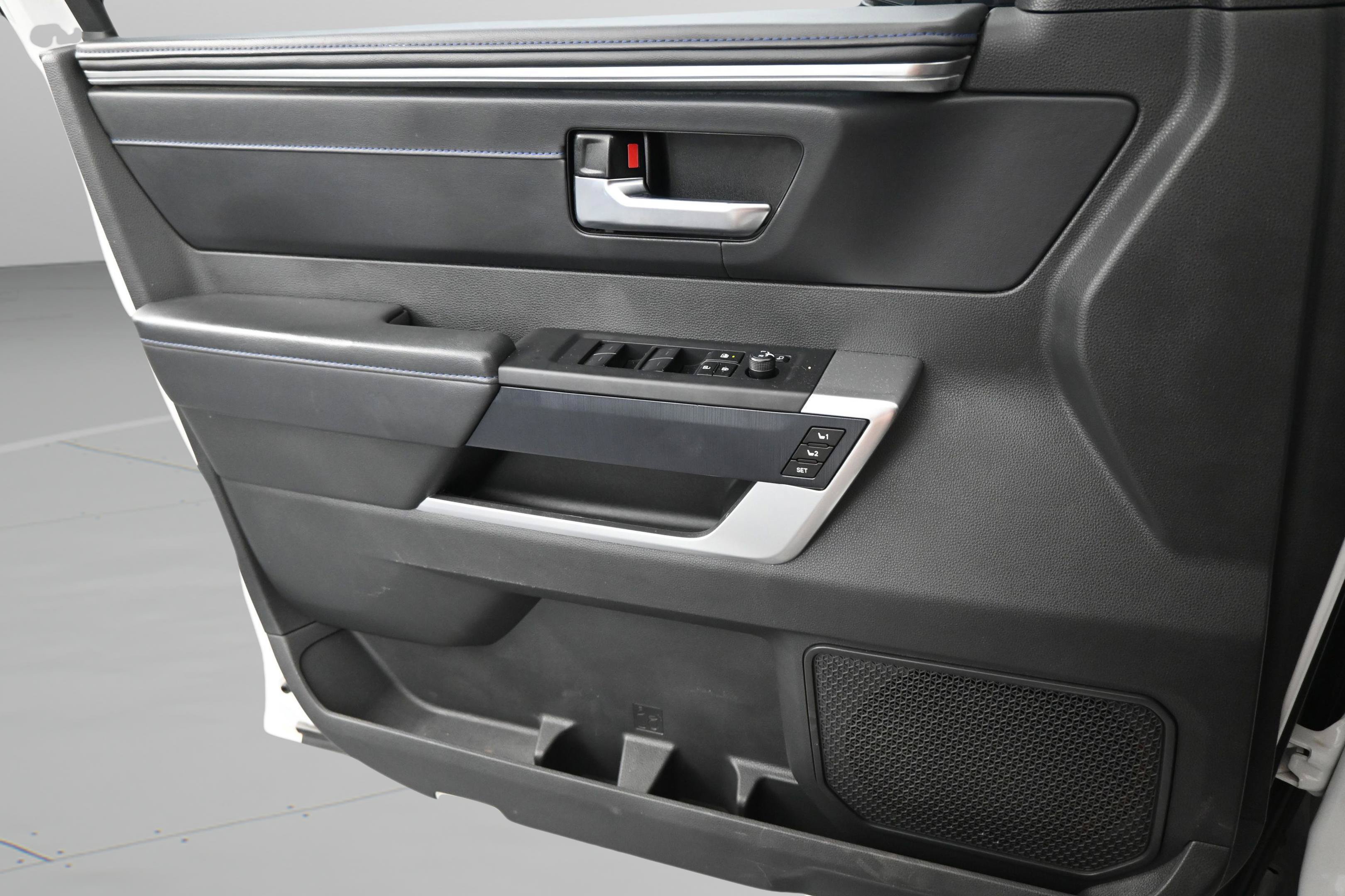 Certified 2025 Toyota Sequoia Platinum AWD/4WD image 32