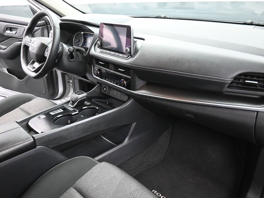 Used 2025 Nissan Rogue SV image 24