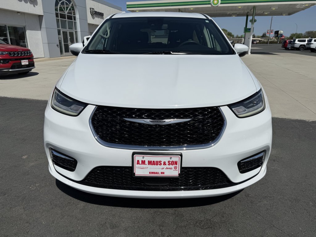 Used 2023 Chrysler Pacifica Touring-L FWD image 3