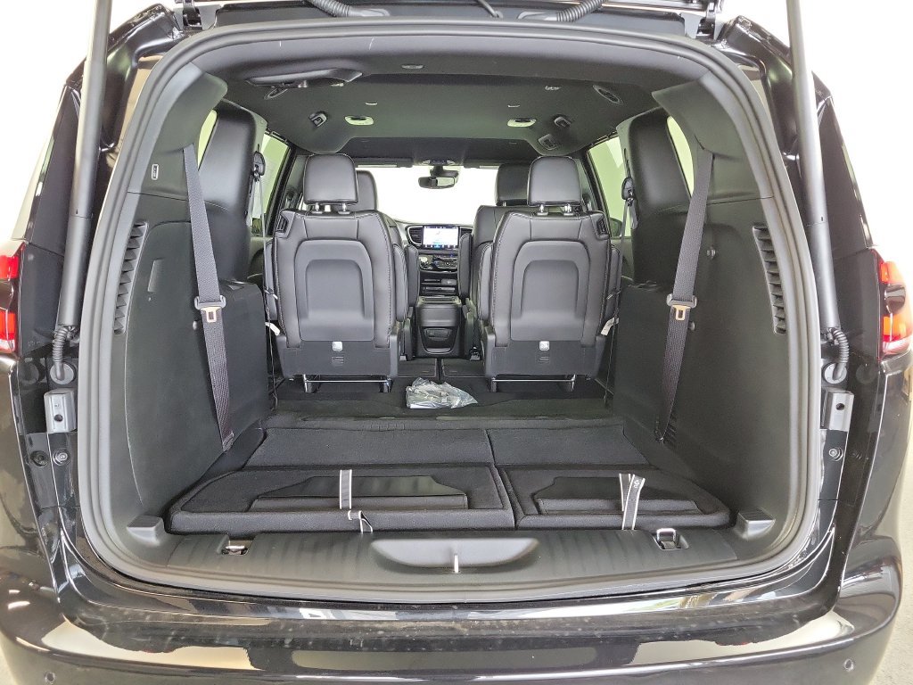 New 2027 Chrysler Pacifica Select FWD image 26