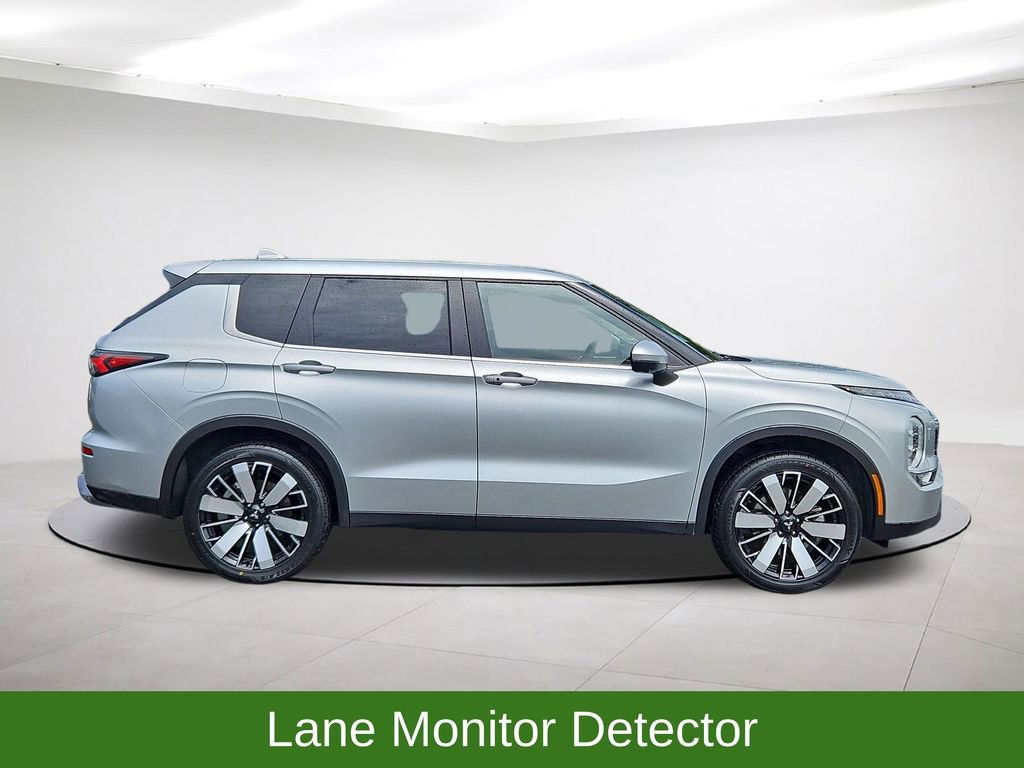Used 2025 Mitsubishi Outlander AWD image 8