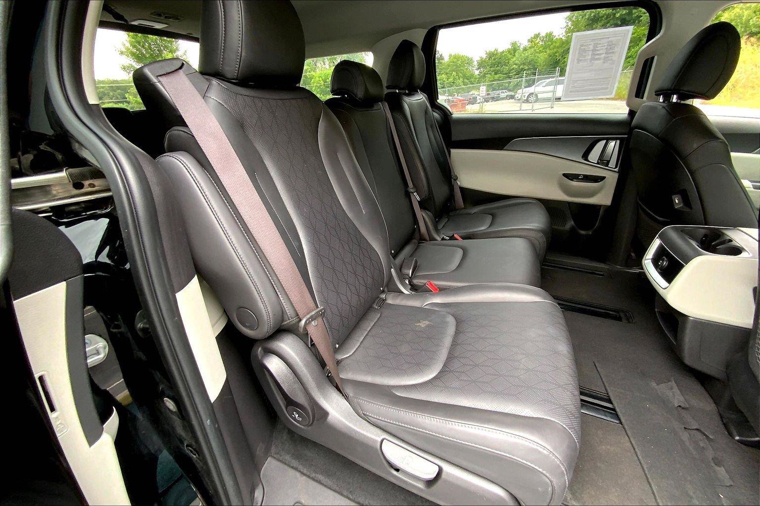 Used 2024 Kia Carnival LX FWD image 21