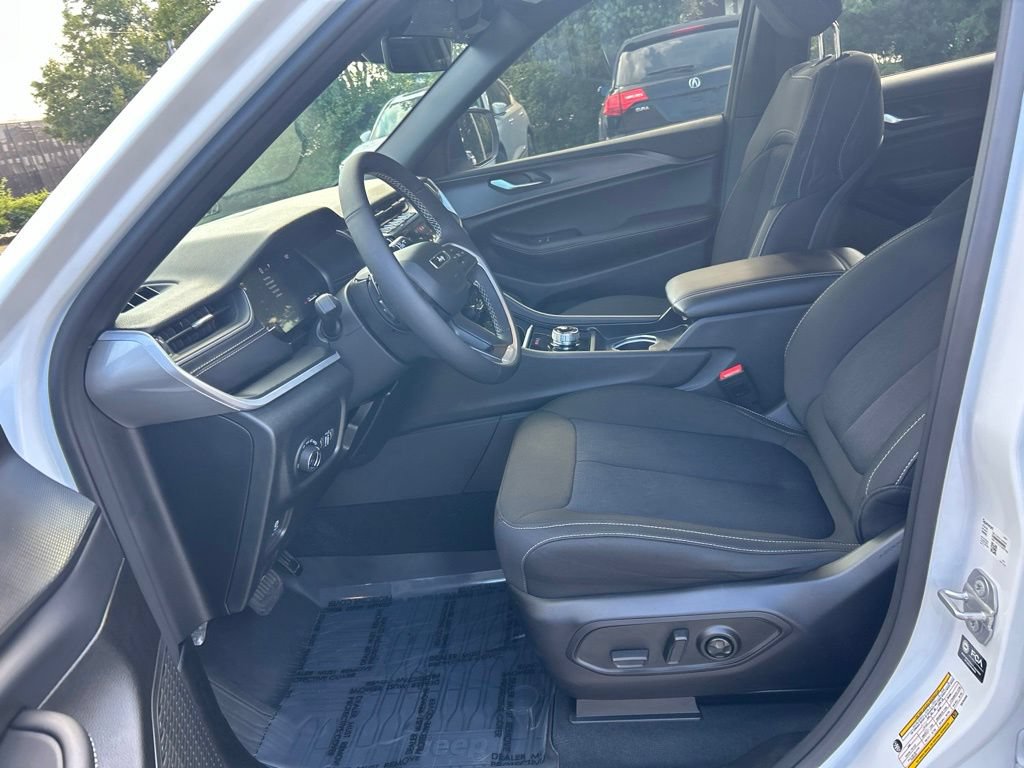 Used 2025 Jeep Grand Cherokee L Laredo w/ Luxury Tech Group I AWD/4WD image 18