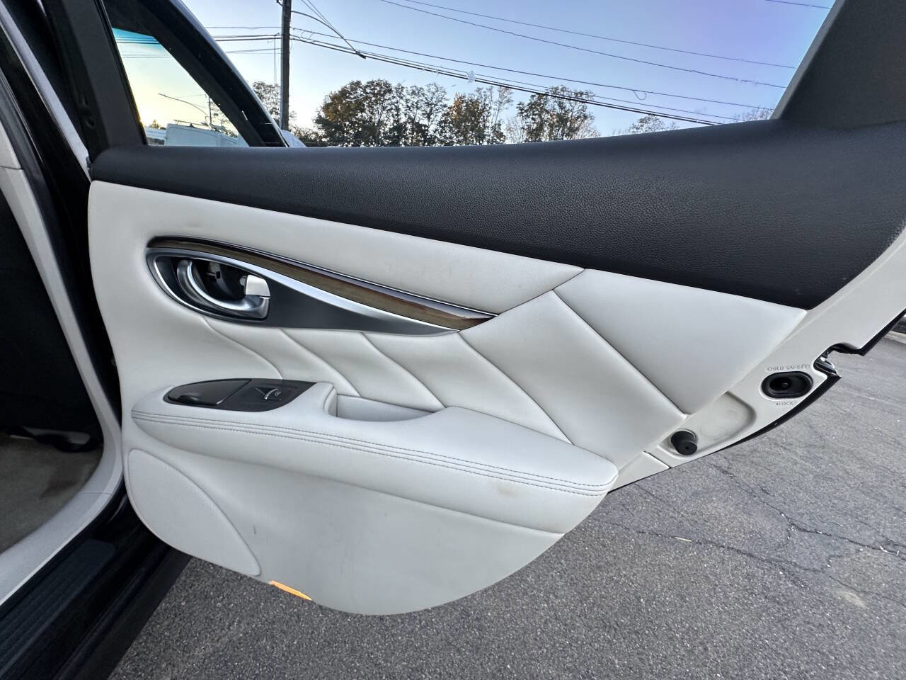 Used 2011 INFINITI M37 x w/ Deluxe Touring Pkg image 15