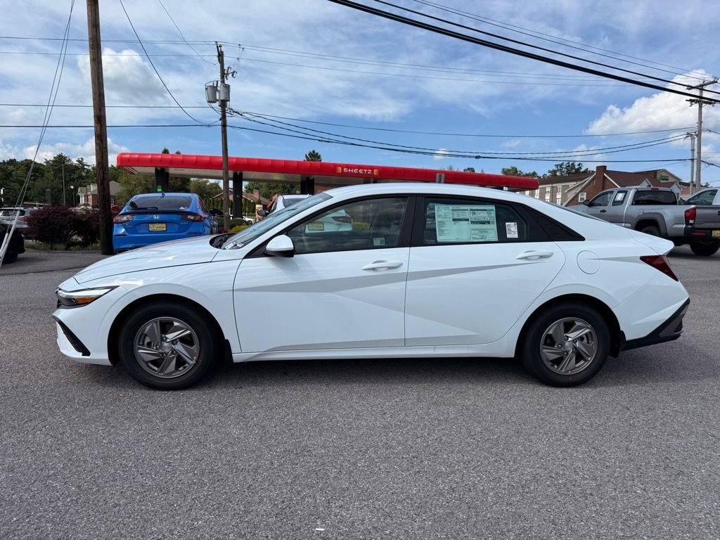 Used 2025 Hyundai Elantra SE FWD image 3