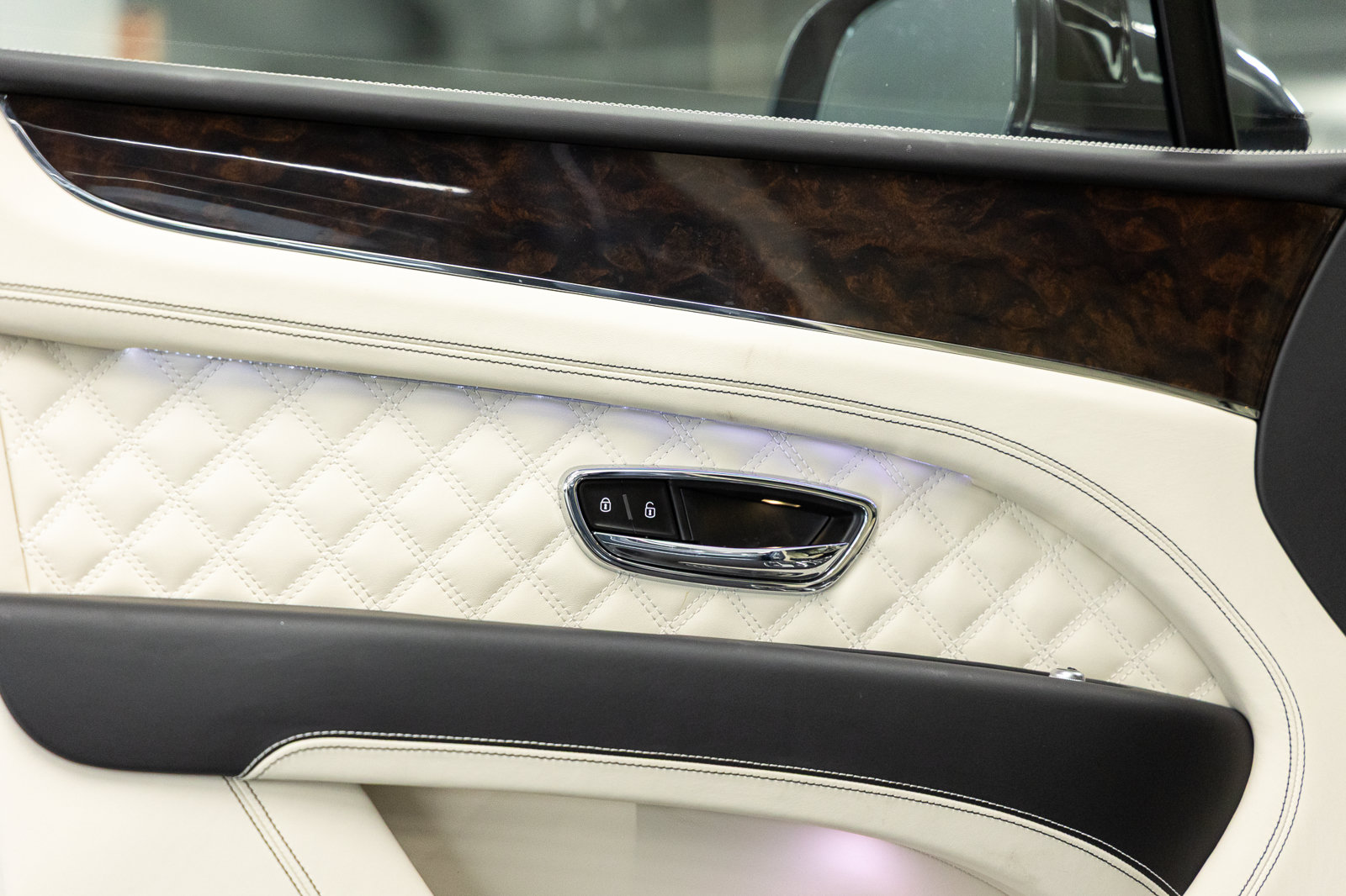Certified 2023 Bentley Bentayga AWD/4WD image 26