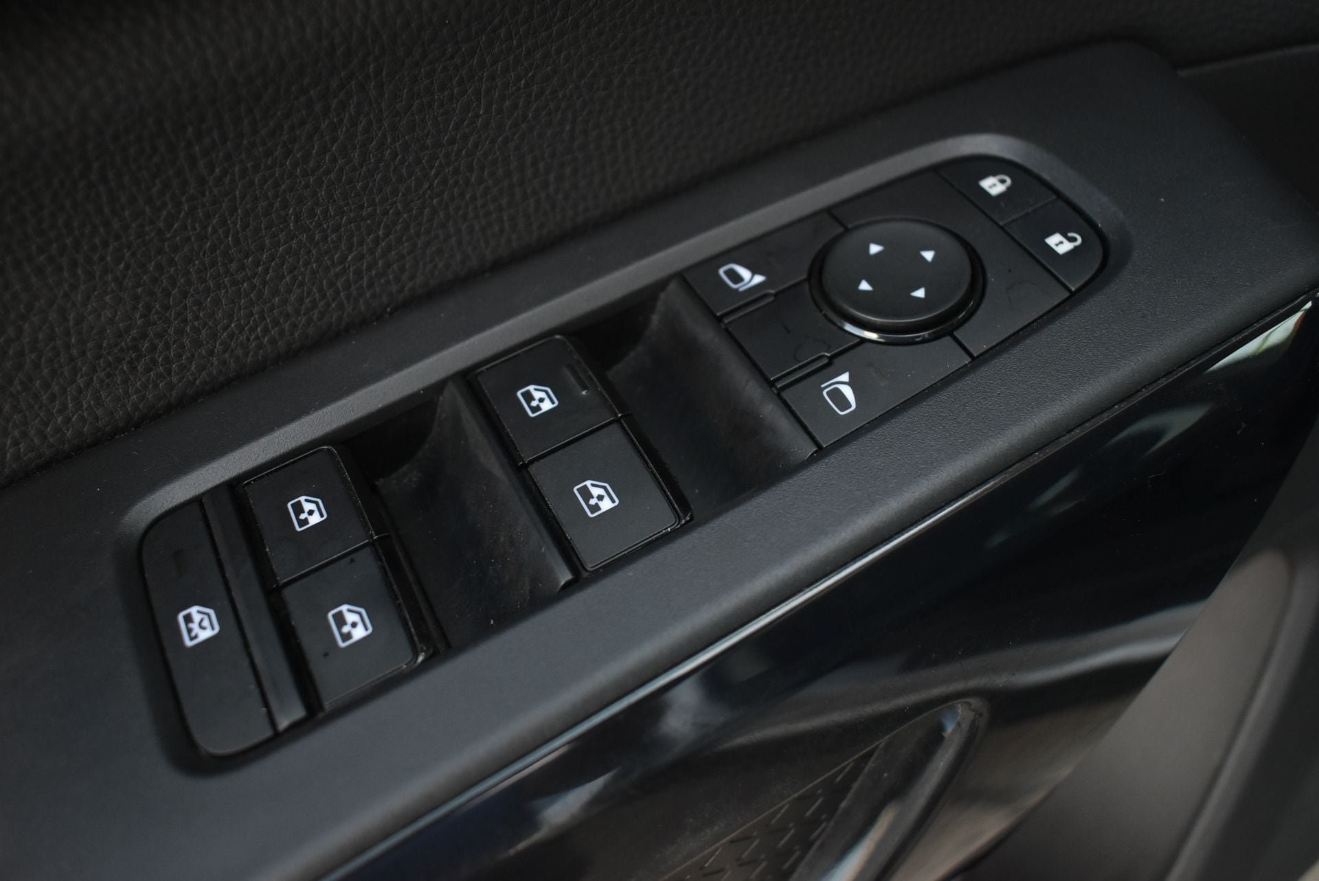 Used 2025 Nissan Pathfinder SV AWD/4WD image 12