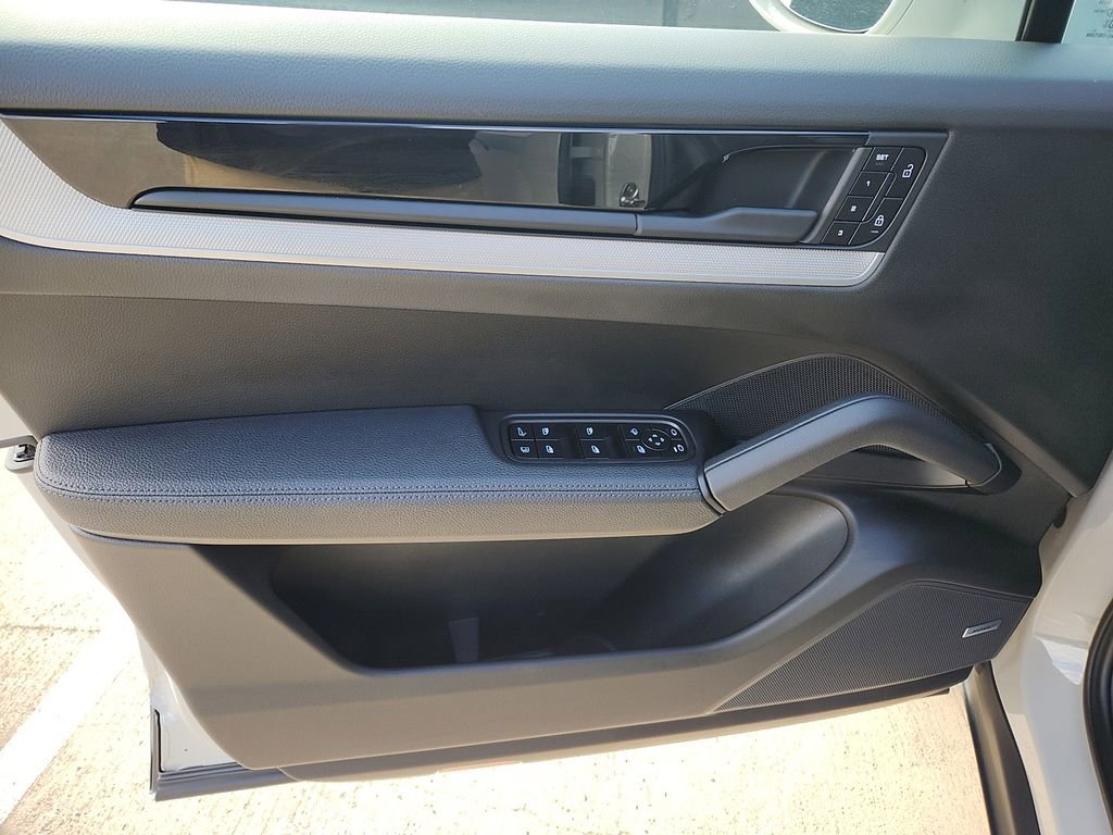 Certified 2025 Porsche Cayenne E-Hybrid image 12