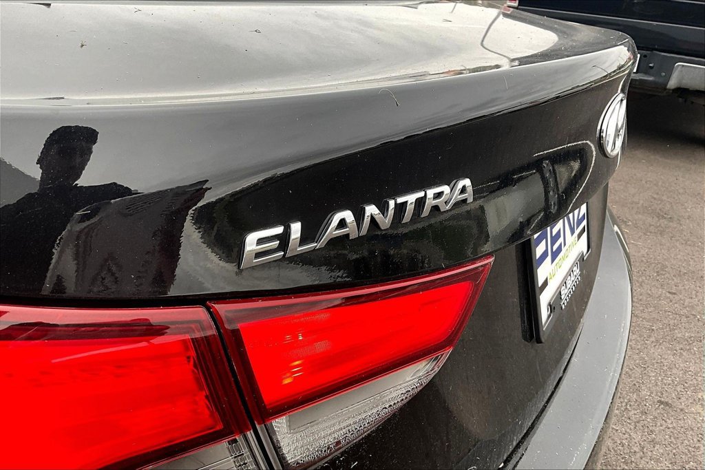 Used 2015 Hyundai Elantra SE w/ Option Group 02 FWD image 24