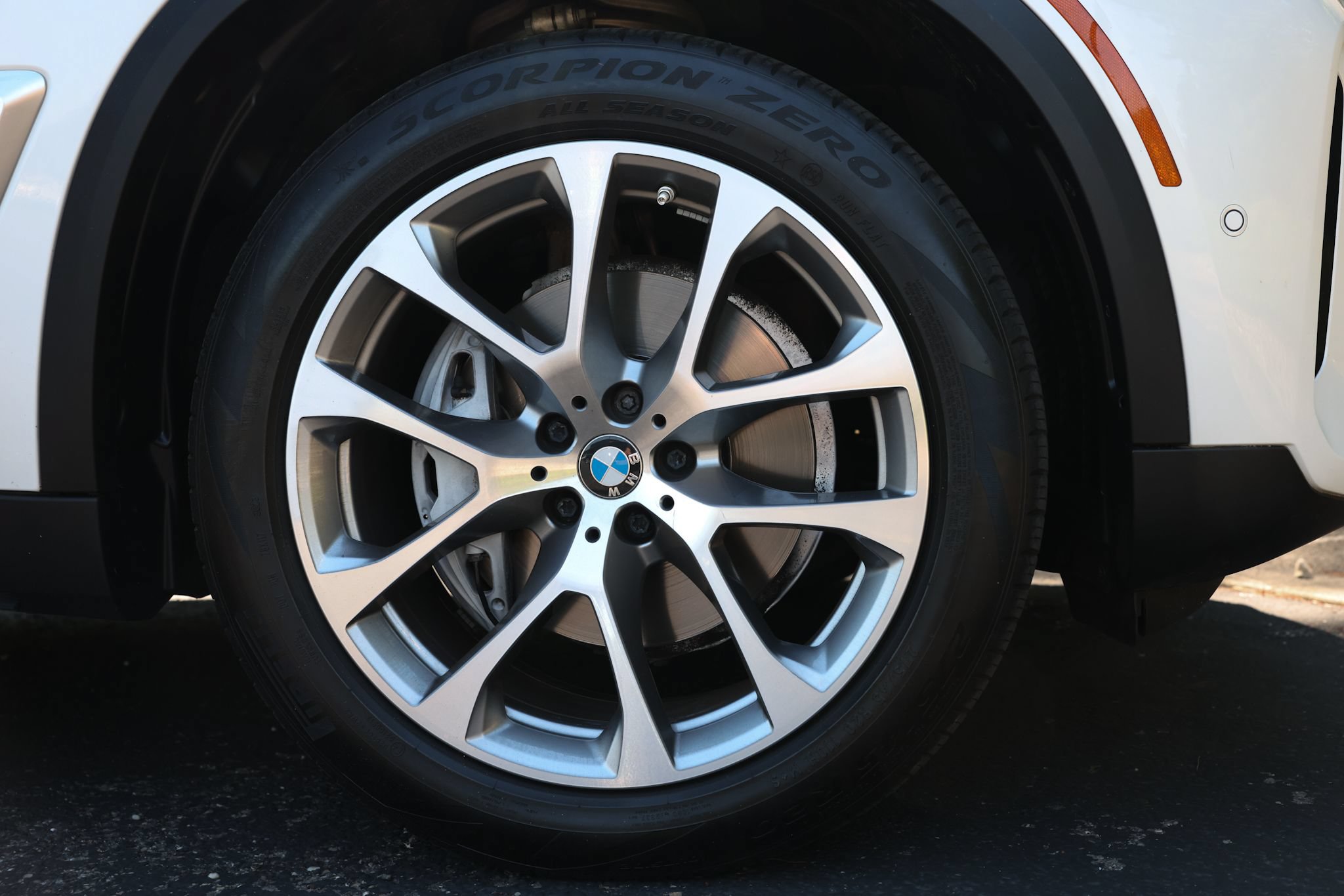 Used 2024 BMW X5 xDrive40i w/ Premium Package AWD/4WD image 5