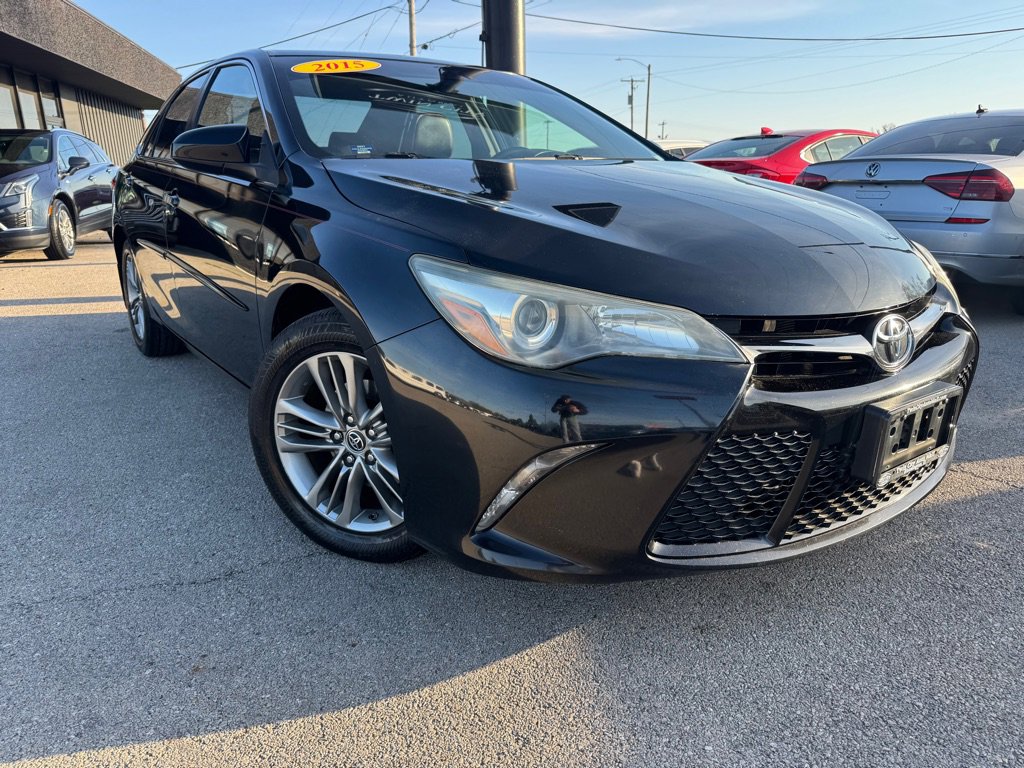 Used 2015 Toyota Camry SE w/ Moonroof Package FWD image 2