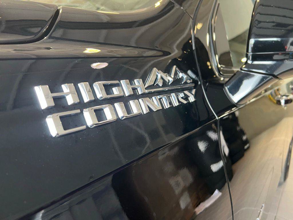 Used 2023 Chevrolet Suburban High Country AWD/4WD image 5