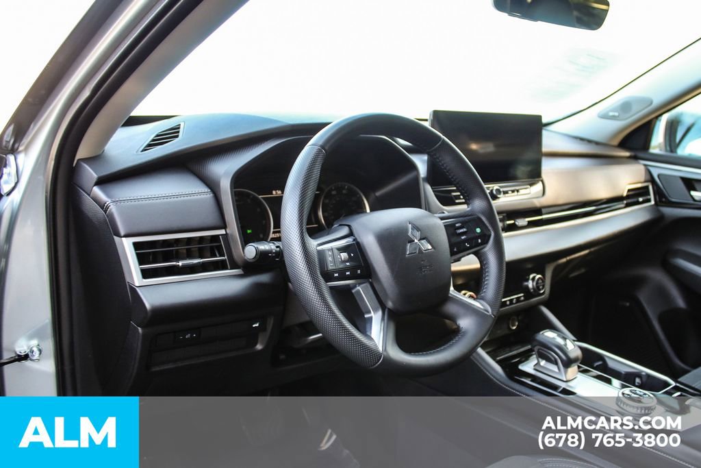Used 2025 Mitsubishi Outlander SE image 35