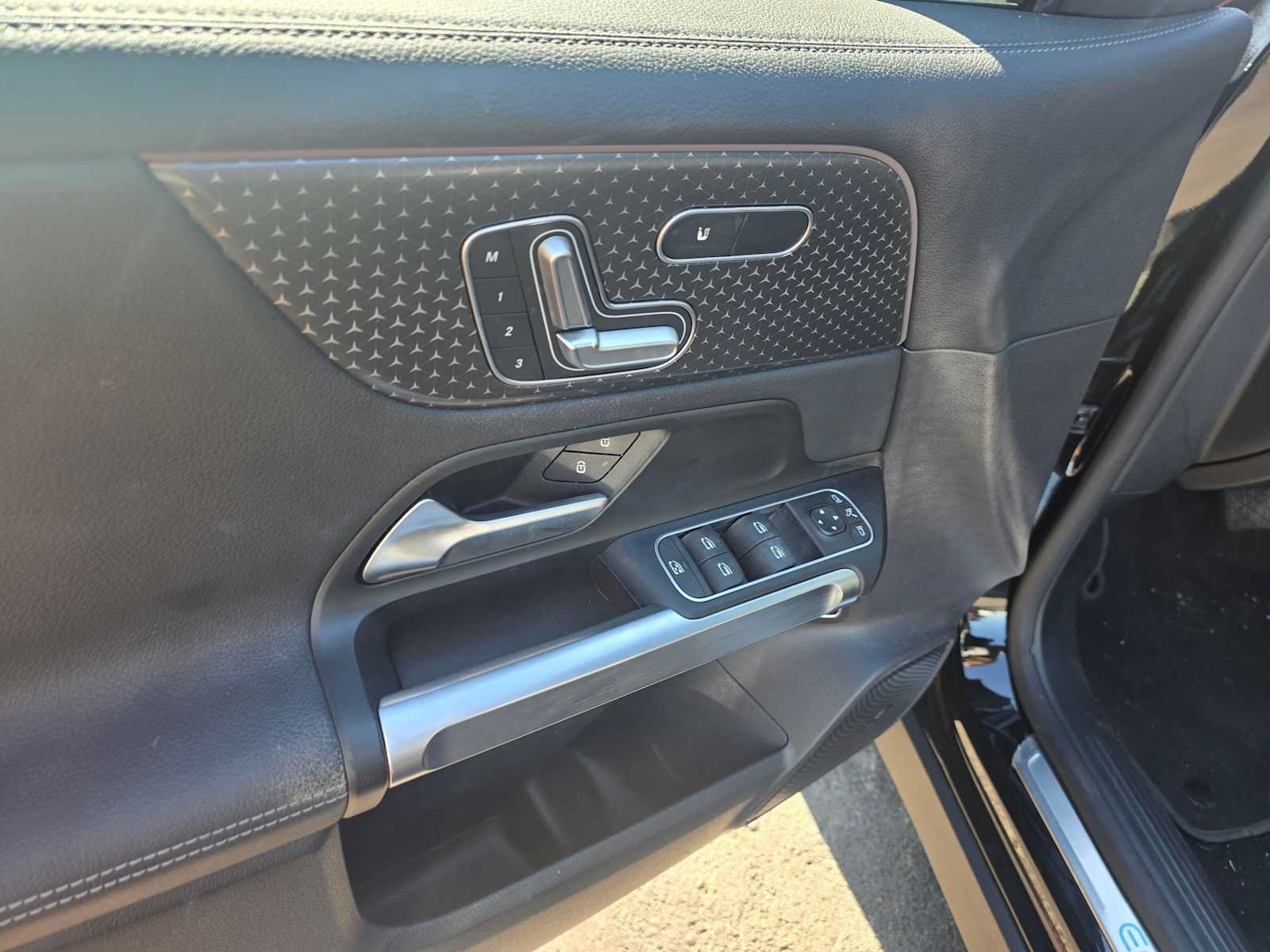 Used 2024 Mercedes-Benz EQB 300 4MATIC image 21