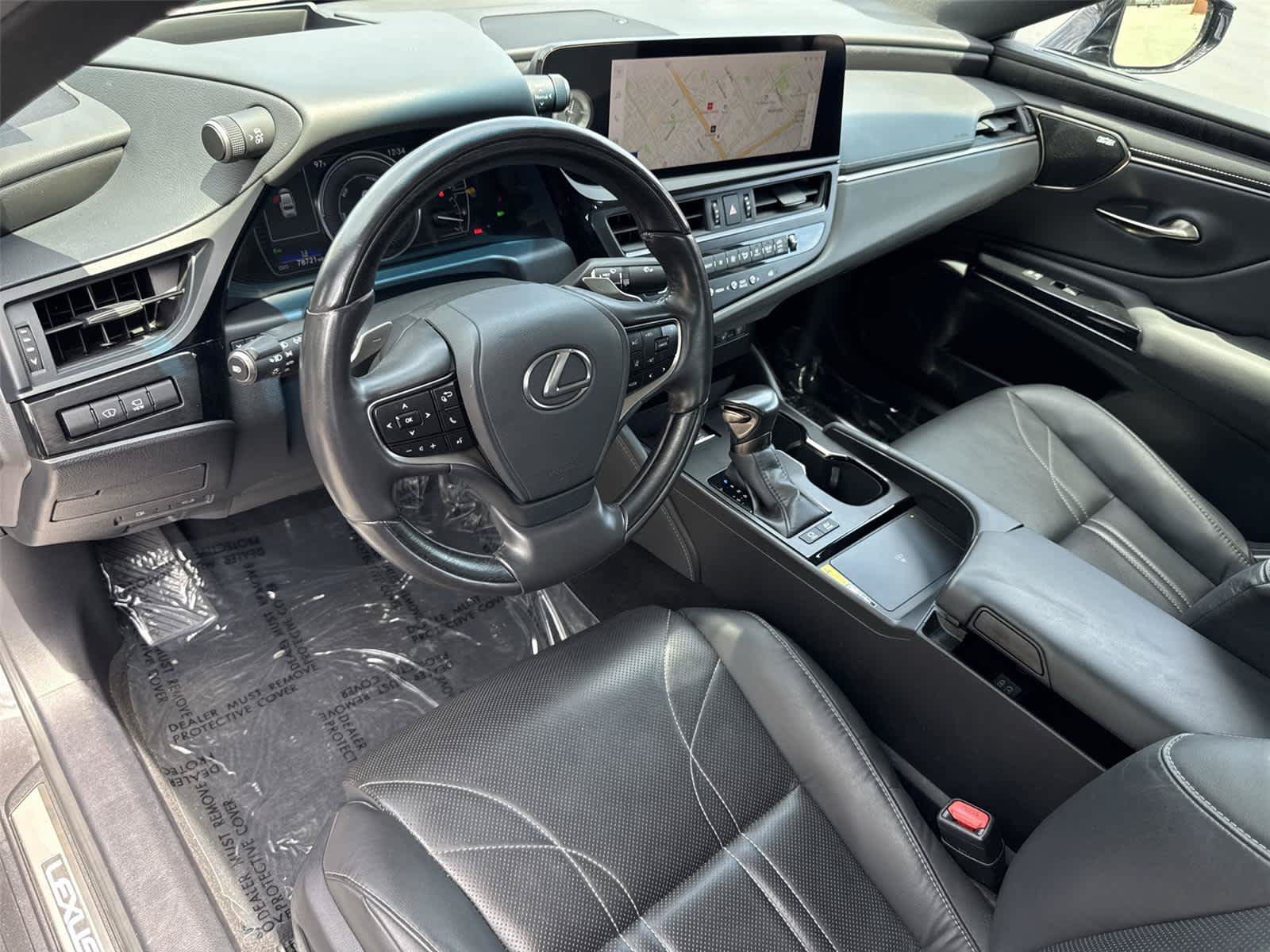 Used 2025 Lexus ES 300h w/ Luxury Package FWD image 2