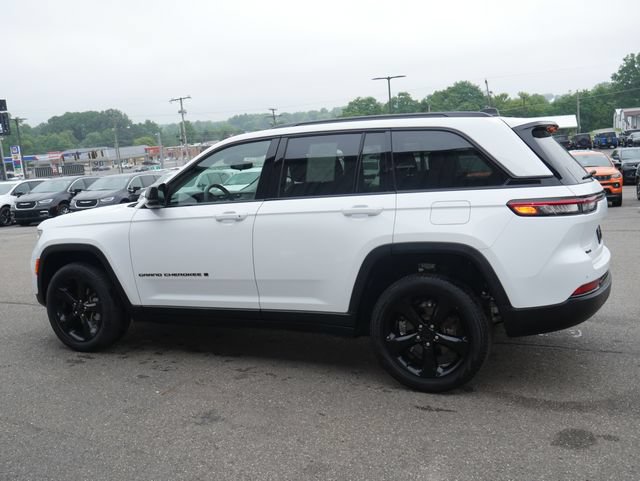 Used 2023 Jeep Grand Cherokee Limited w/ Black Appearance Package AWD/4WD image 9