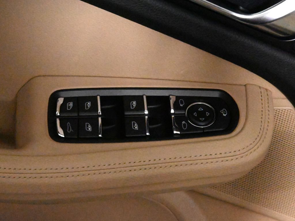 Used 2025 Porsche Macan AWD/4WD image 35