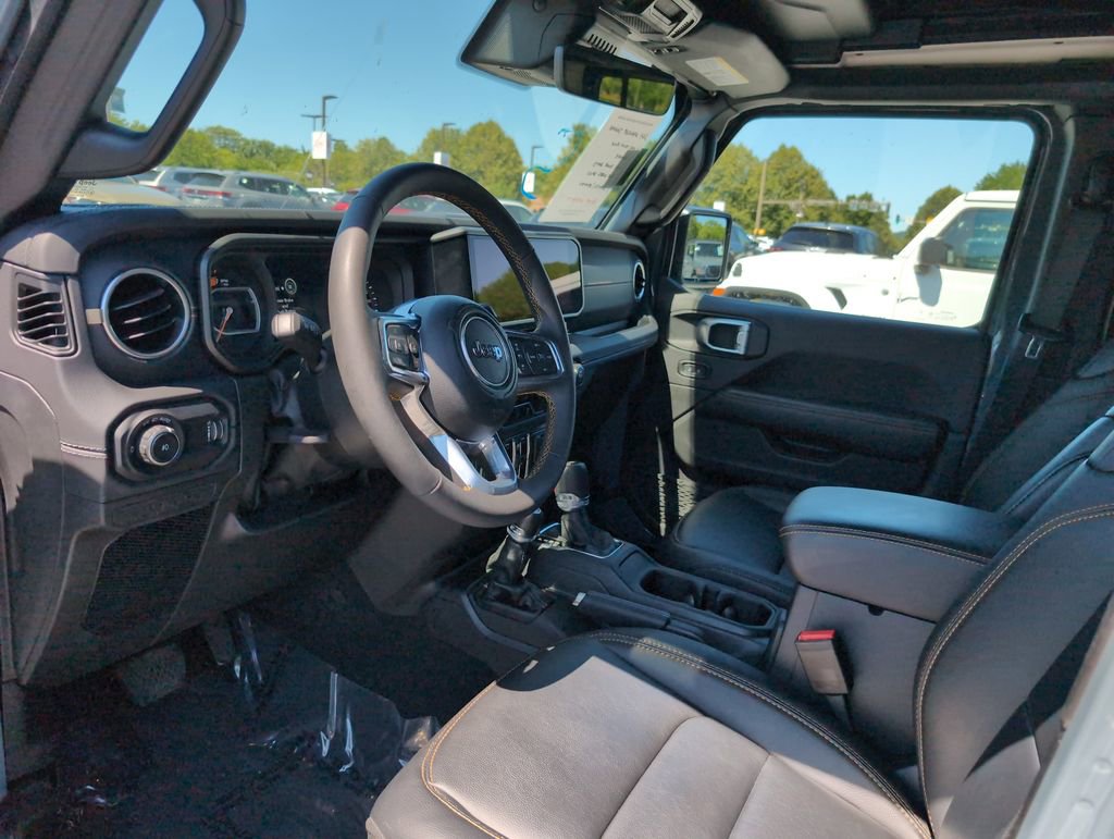 Used 2024 Jeep Wrangler Unlimited Sahara w/ Technology Group AWD/4WD image 5