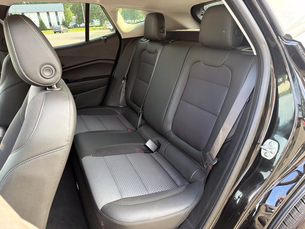 Used 2025 Chevrolet Trax LT FWD image 19
