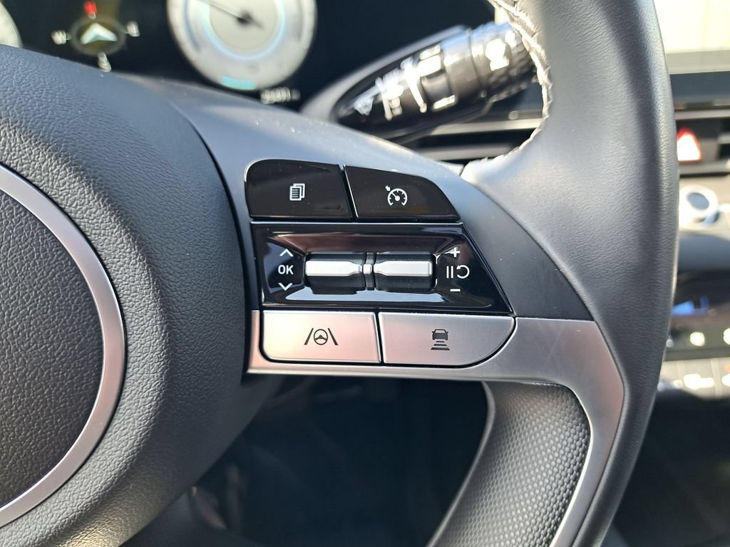 Used 2023 Hyundai Elantra Limited FWD image 16