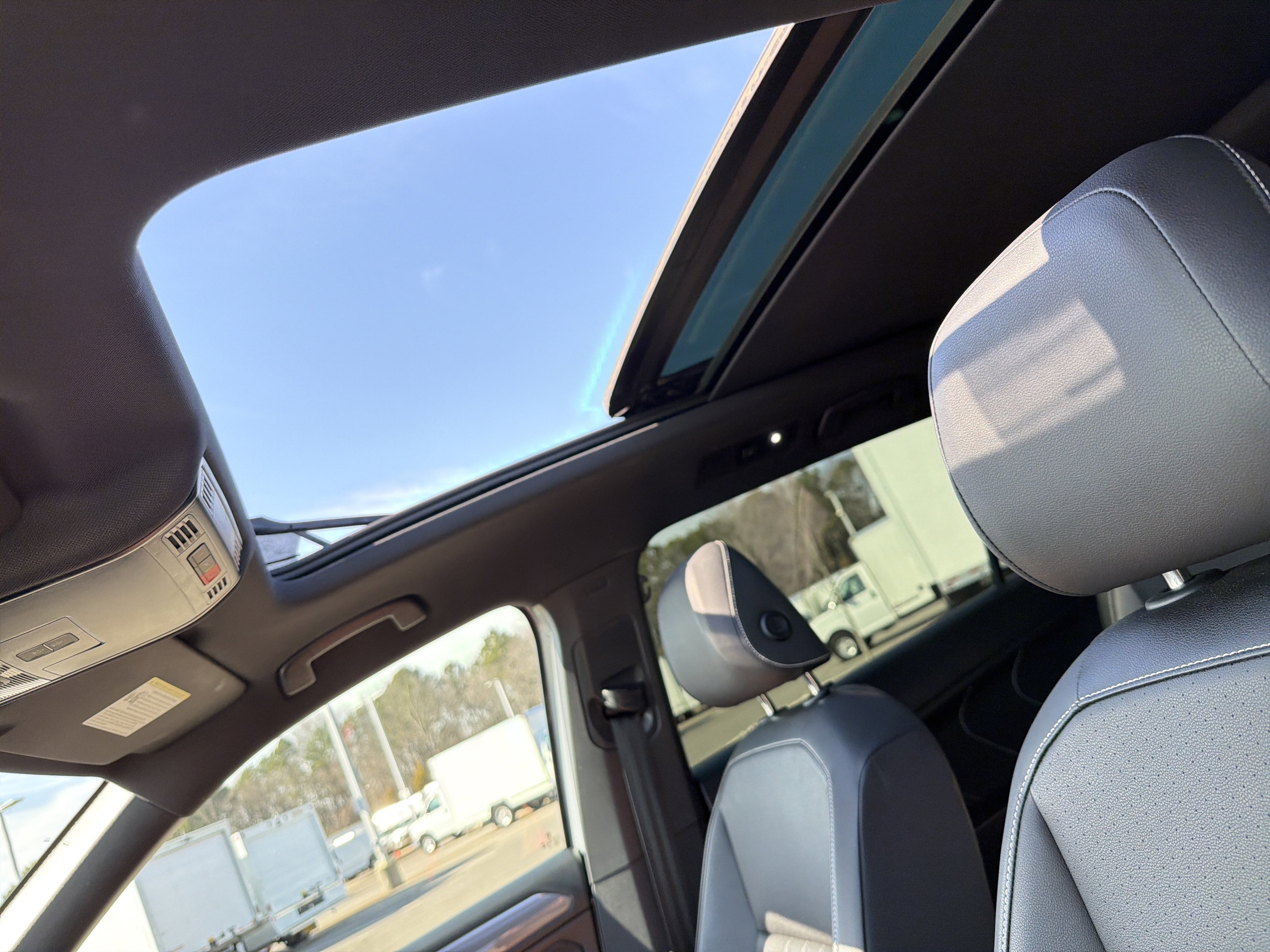 Used 2023 Volkswagen Tiguan SE R-Line image 35