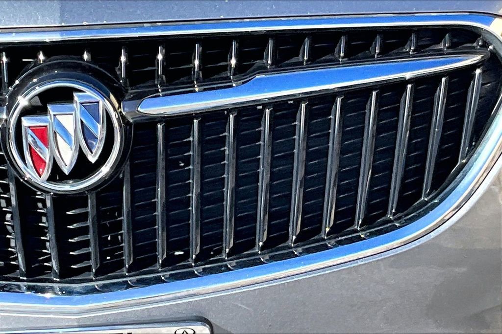 Used 2018 Buick Enclave Essence image 11